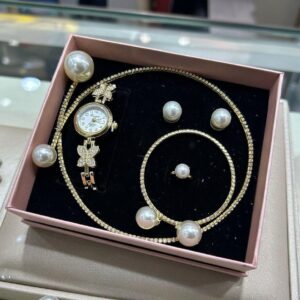 Conjunto de joyas dorado con perlas aleatorio.