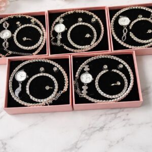 Conjunto de joyas plateado aleatorio.
